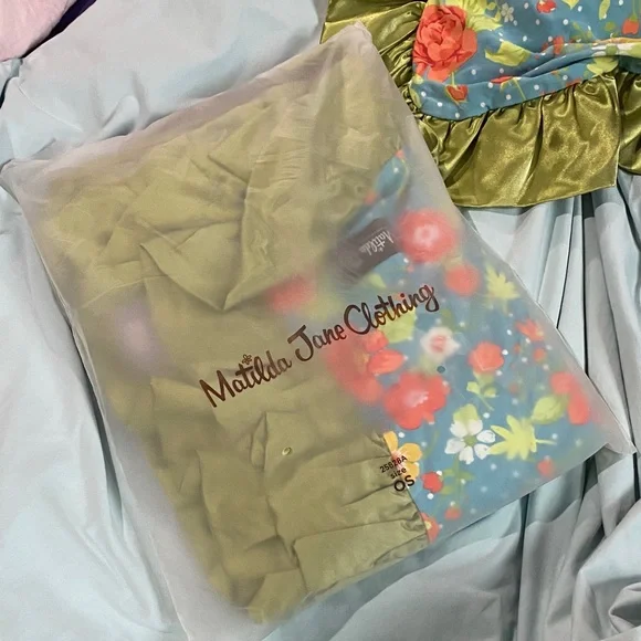 NIB. Matilda Jane No Reservations blanket.Blue and Green Floral Quilt